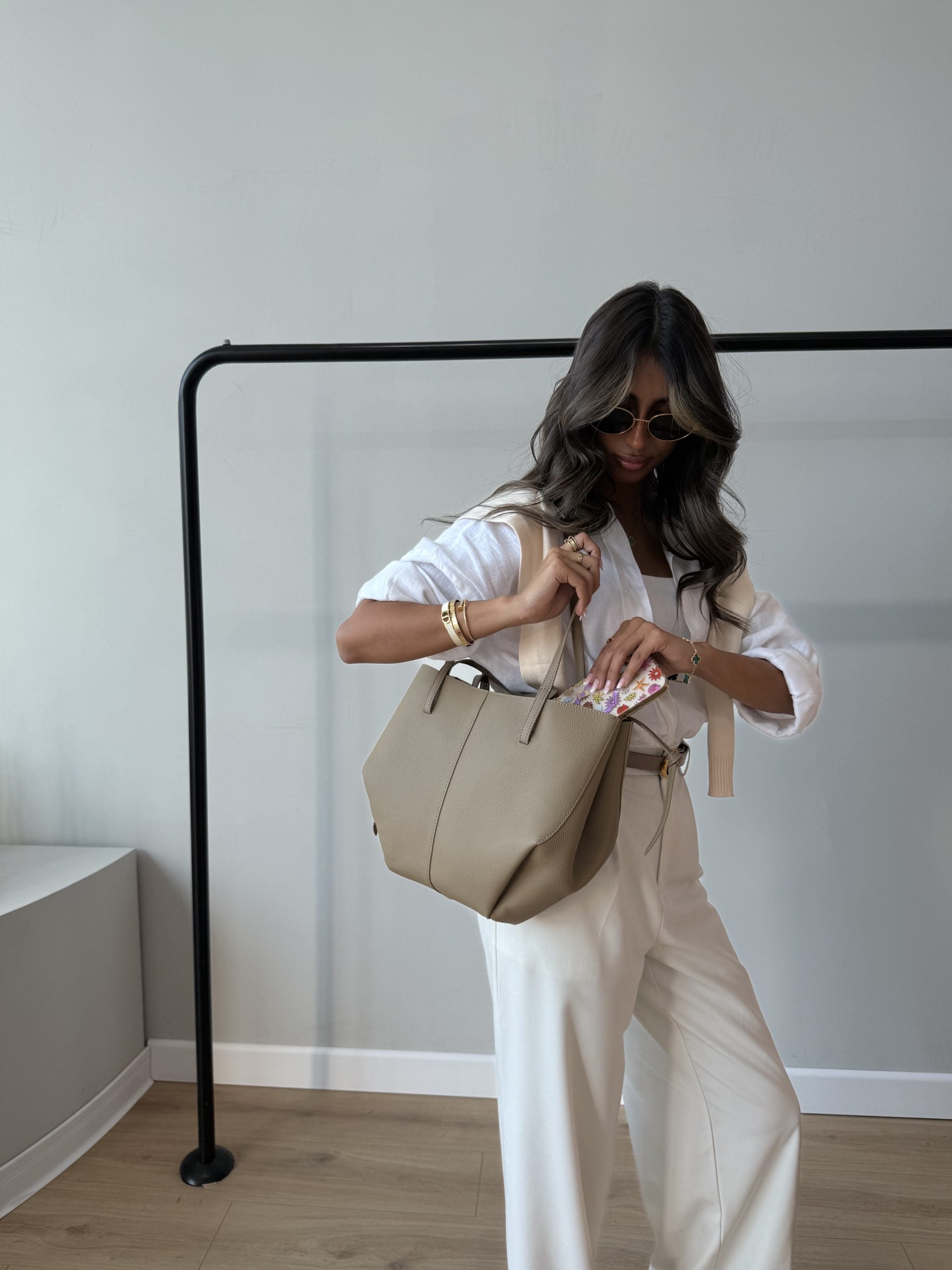 حقيبة توت جلدية بيج