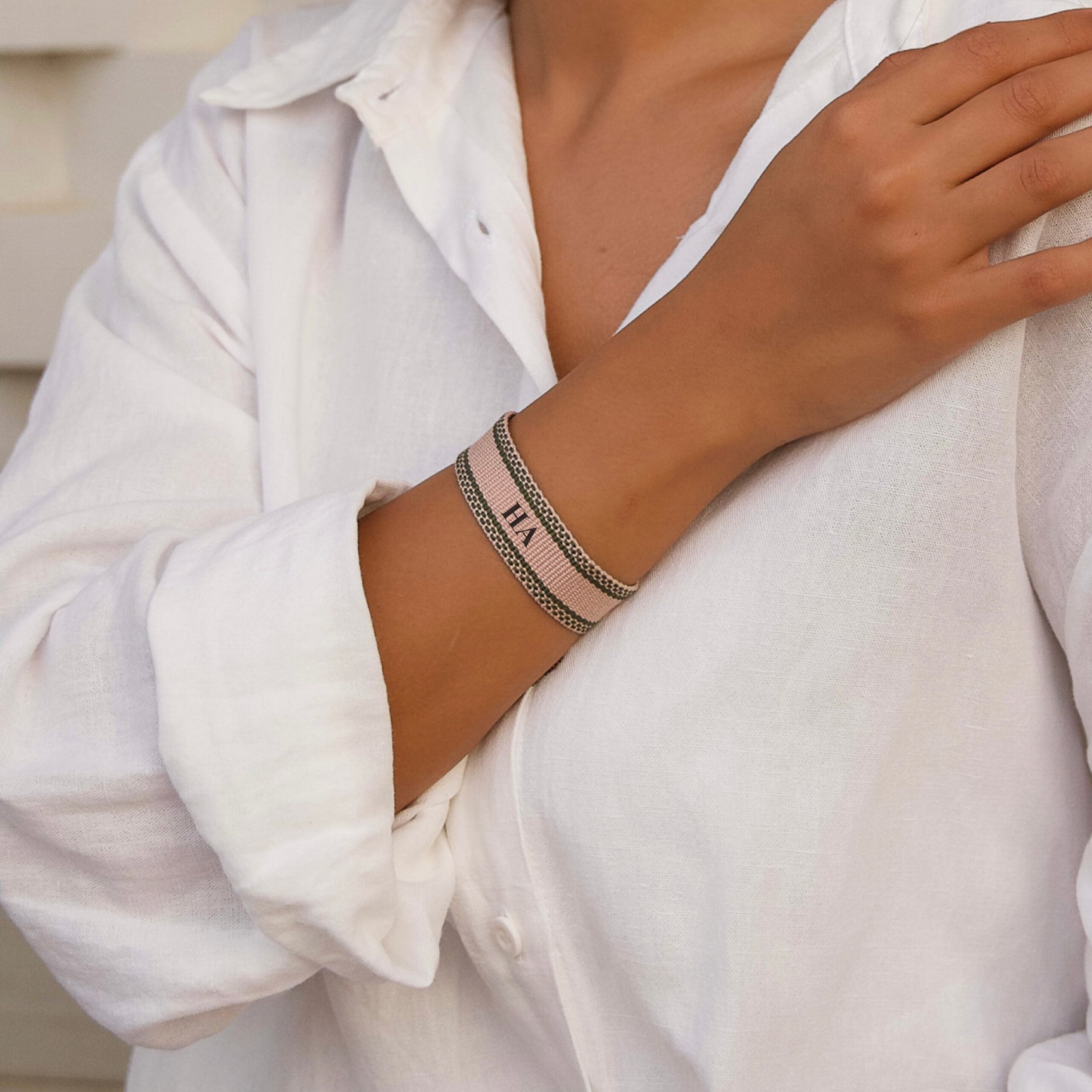 سوار حرف - وردي مع خياطة خضراء