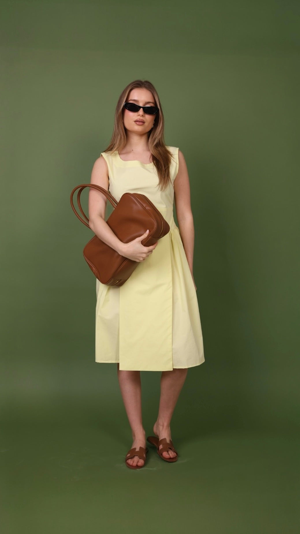 فستان أصفر متوسط الطول