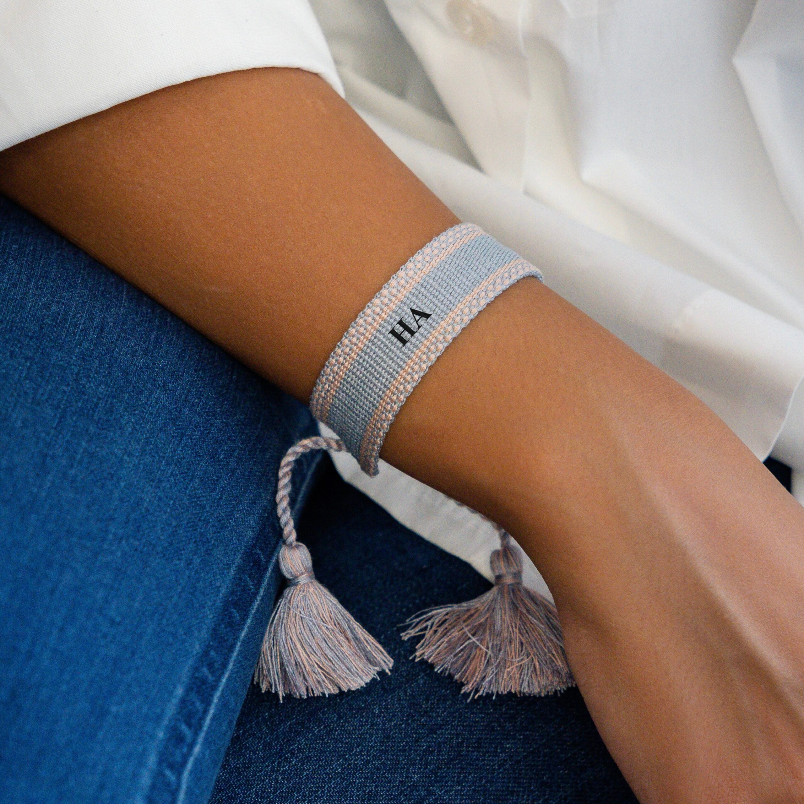 سوار الحروف - أزرق فاتح