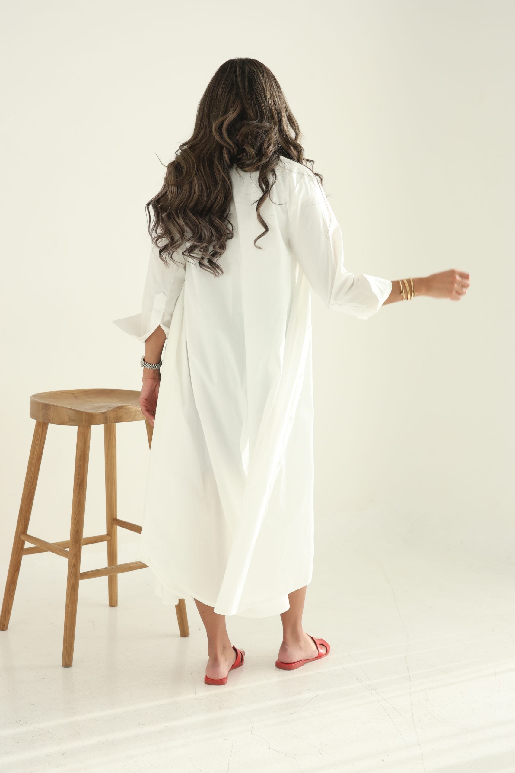 قميص أبيض طويل