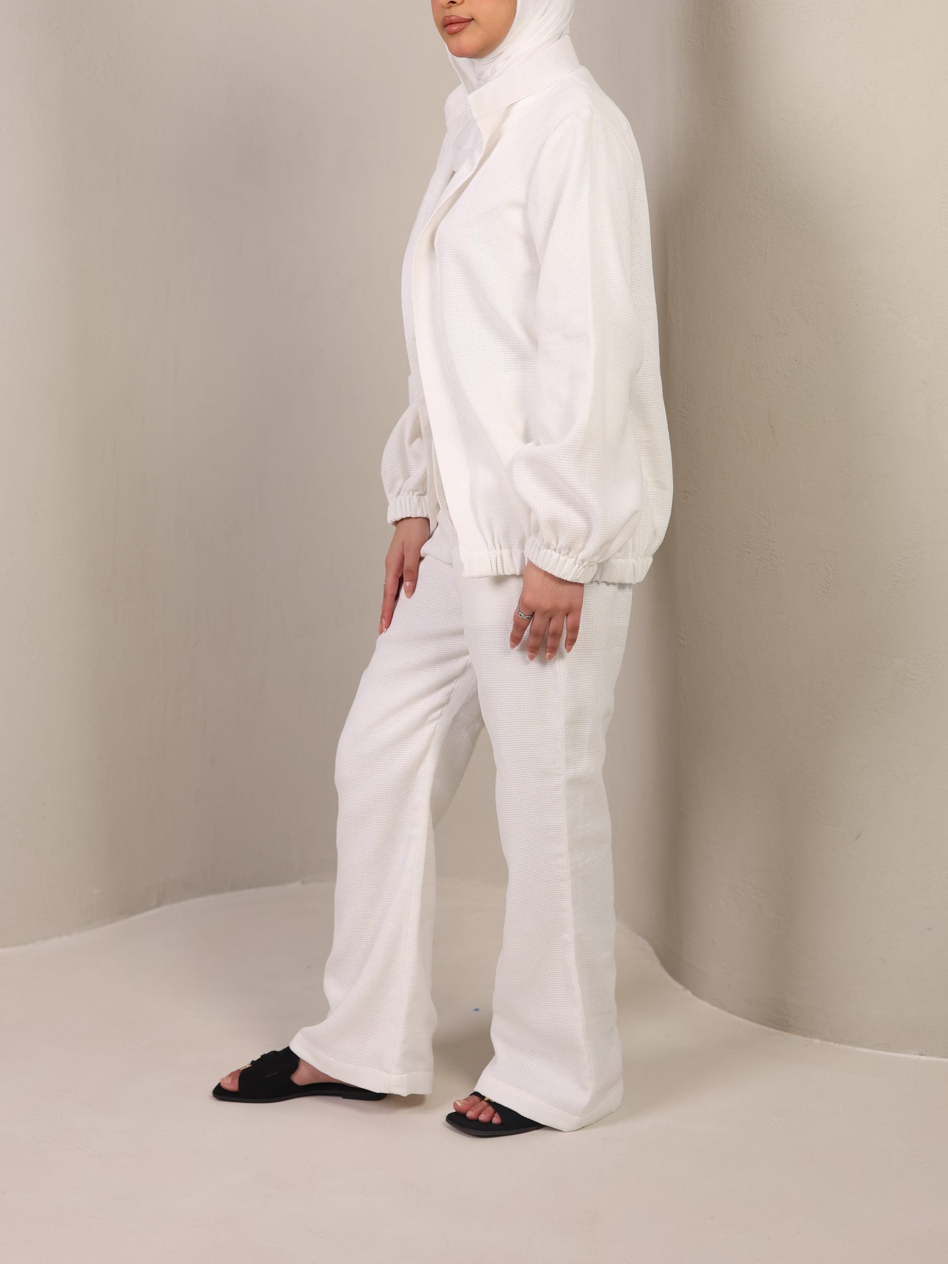 طقم مكون من قطعتين باللون الأبيض