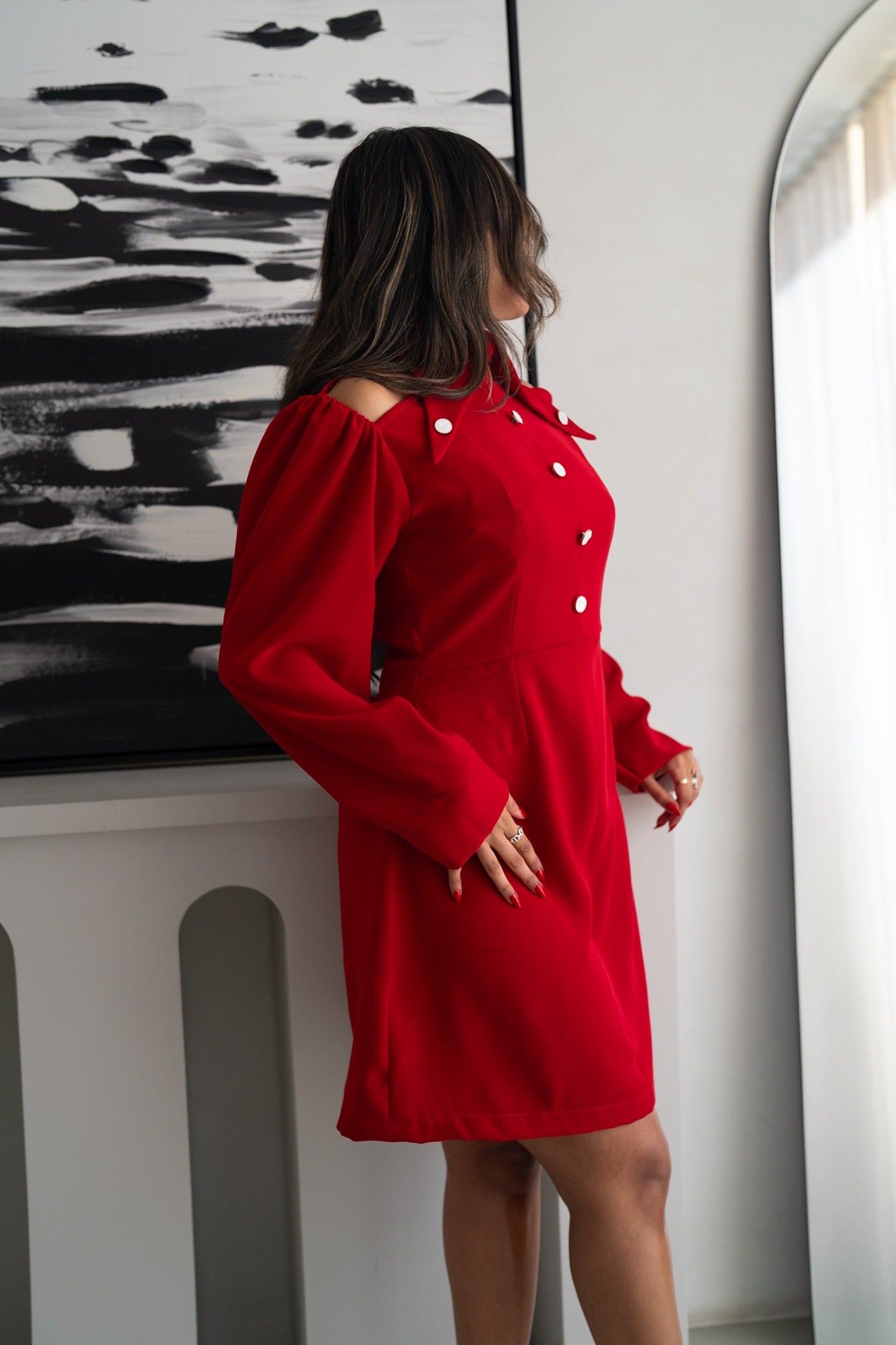 فستان أحمر متوسط الطول