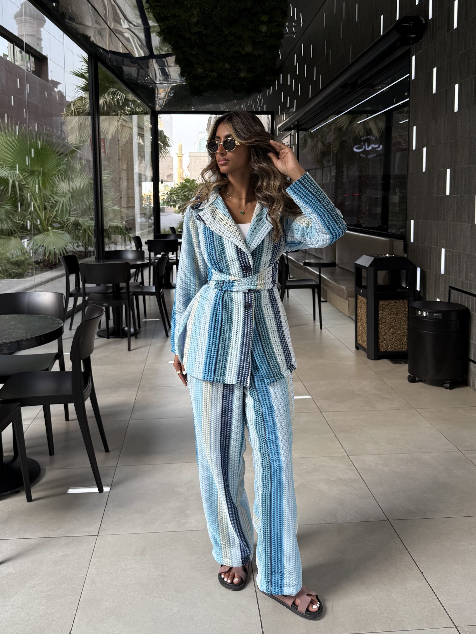 مجموعة أمواج نابضة بالحياة باللون الأزرق