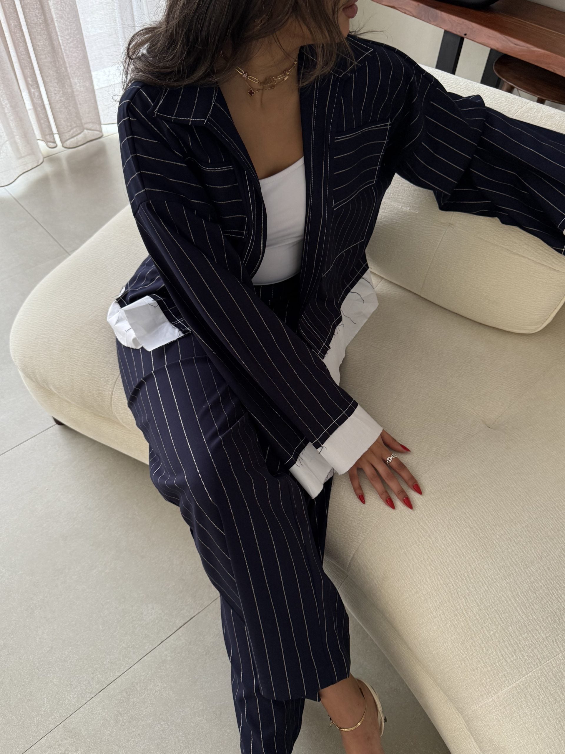 طقم بليزر أزرق مع أساور