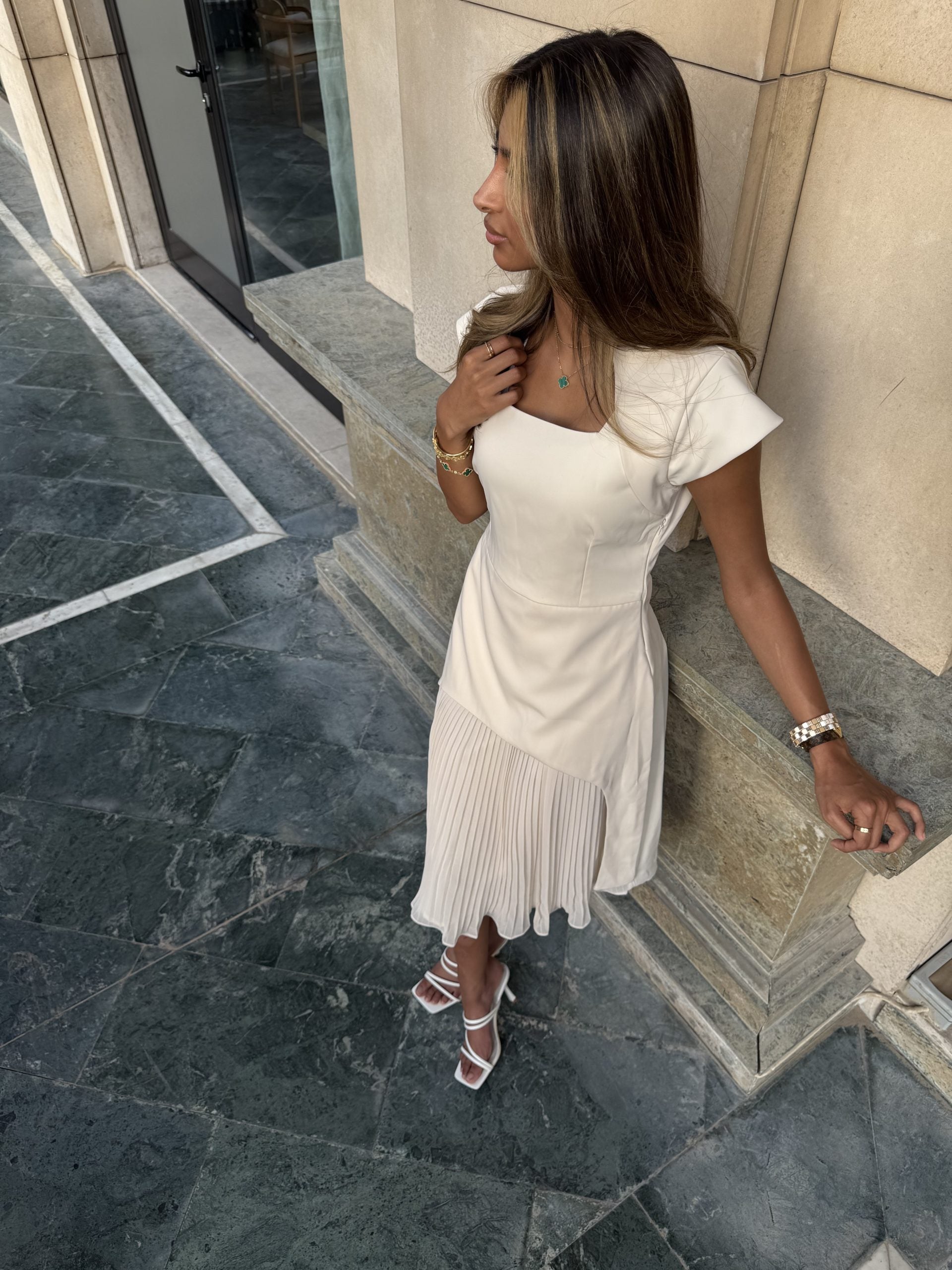 فستان كريمي متوسط الطول