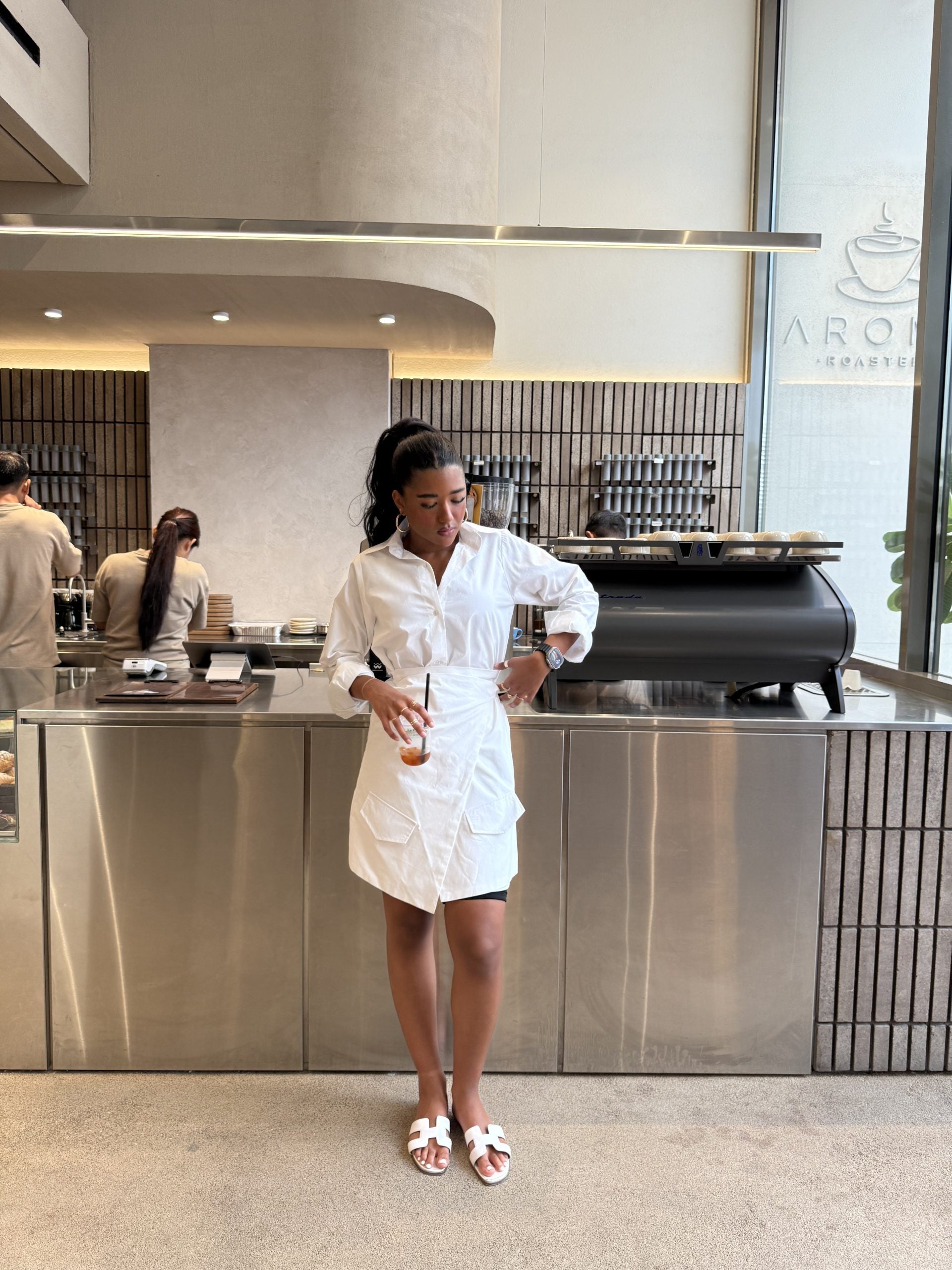 فستان أبيض متوسط الطول