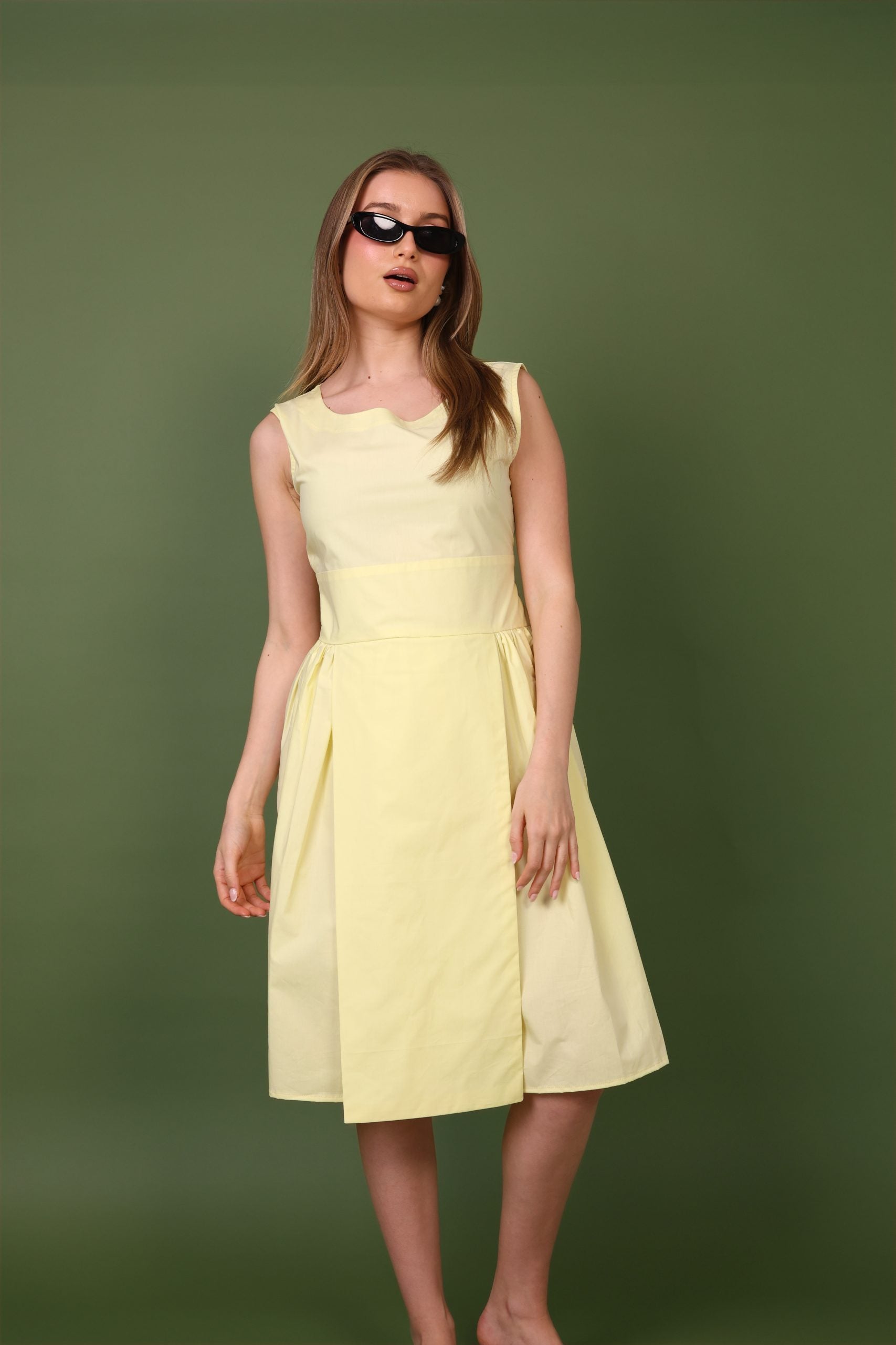 فستان أصفر متوسط الطول