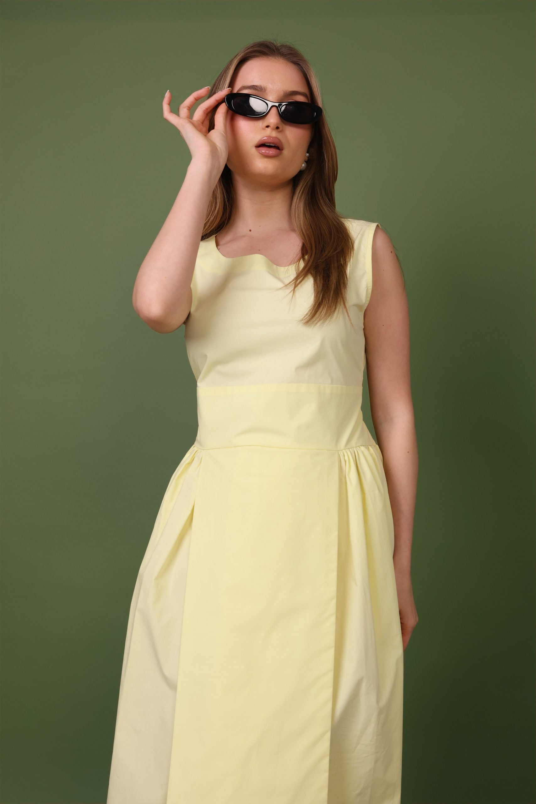 فستان أصفر متوسط الطول