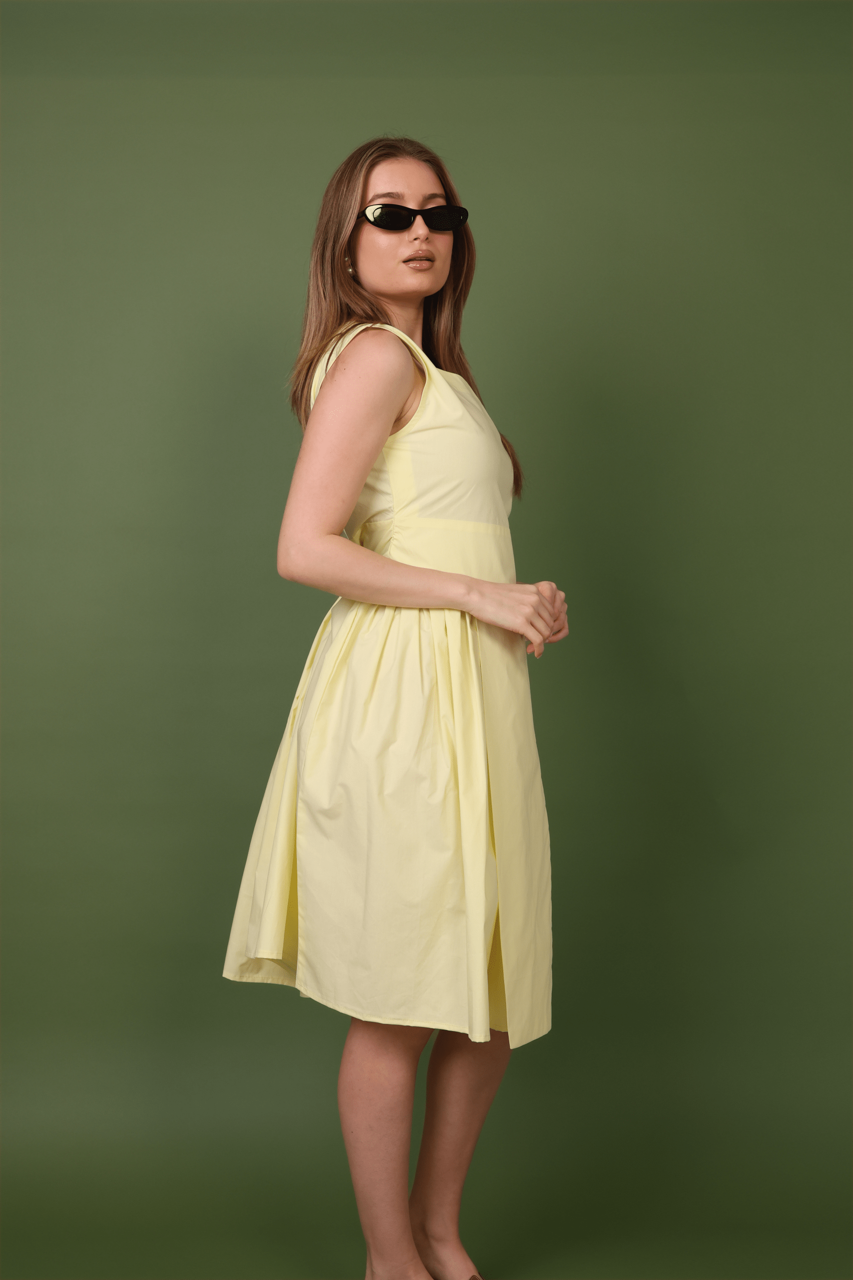 فستان أصفر متوسط الطول